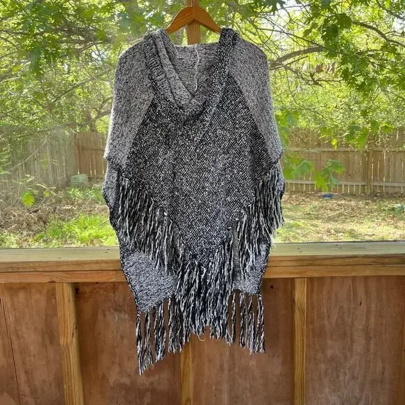 Steve Madden Women's Black And White Fringe Trim Poncho OSFM. NEW WITH DEFECTS - Picture 2 of 10